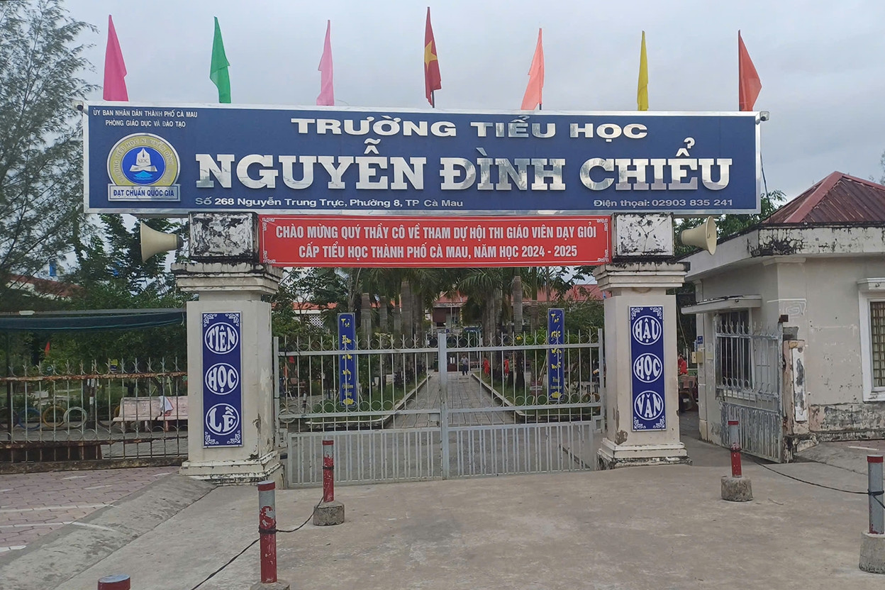 Hiệu trưởng bị nhắc nhở sau phản ánh suất ăn bán trú 'không ăn được'