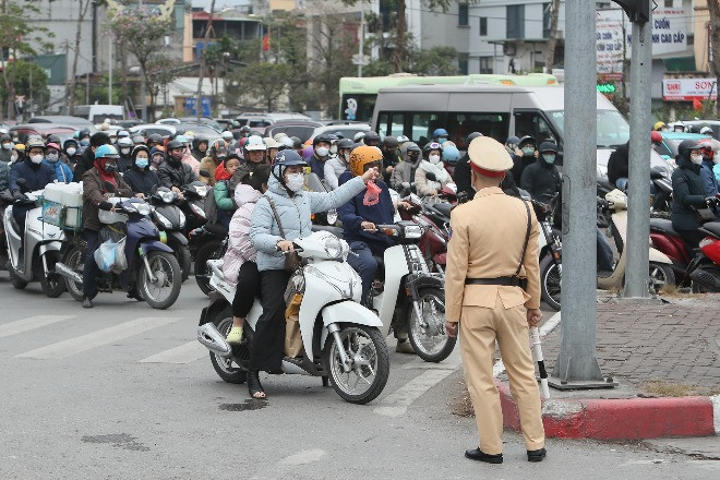 Người đi xe máy 'thi nhau' vi phạm ở ngã tư Hà Nội, CSGT mỏi tay lập biên bản