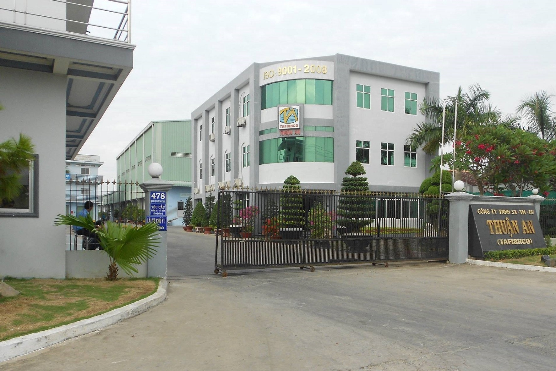 Ngân hàng muốn đấu giá khoản nợ trăm tỷ của đại gia đi nước ngoài rồi biệt tăm