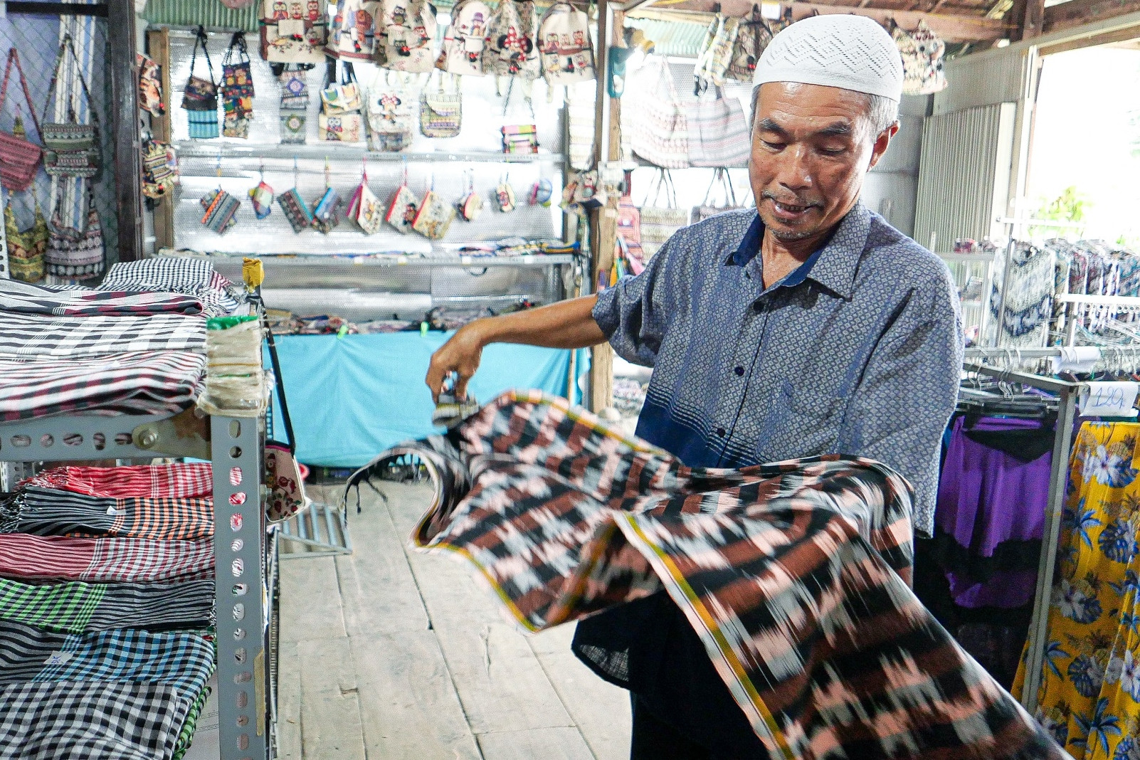 Người đàn ông Chăm giữ nghề dệt thổ cẩm, đón khách tới tham quan