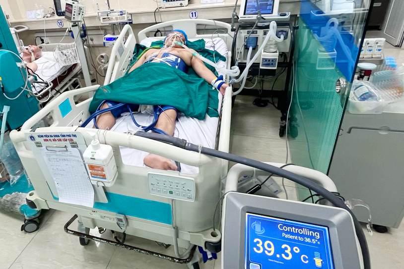 Người đàn ông nguy kịch khi trèo thang thay bóng điện