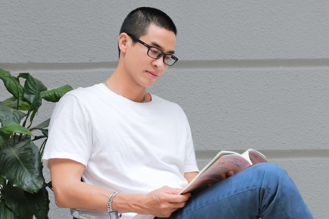 'Nhà thơ triệu bản' Nguyễn Phong Việt: Chúng ta sống để bước tiếp!