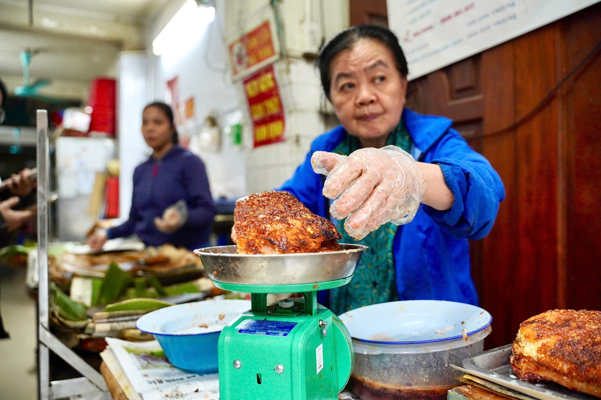 Quán thịt quay bì giòn hơn 70 năm ở phố cổ Hà Nội, khách xếp hàng chờ mua