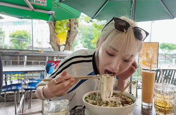 'Thánh ăn' Hàn Quốc đến Việt Nam, thưởng thức liên tục 4 bát phở, 1 suất bún