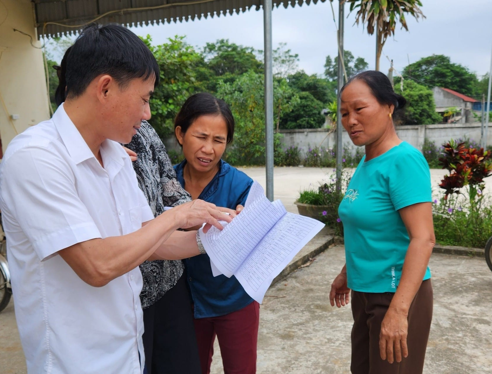 Thanh Háo trao tặng BHYT, BHXH.jpg