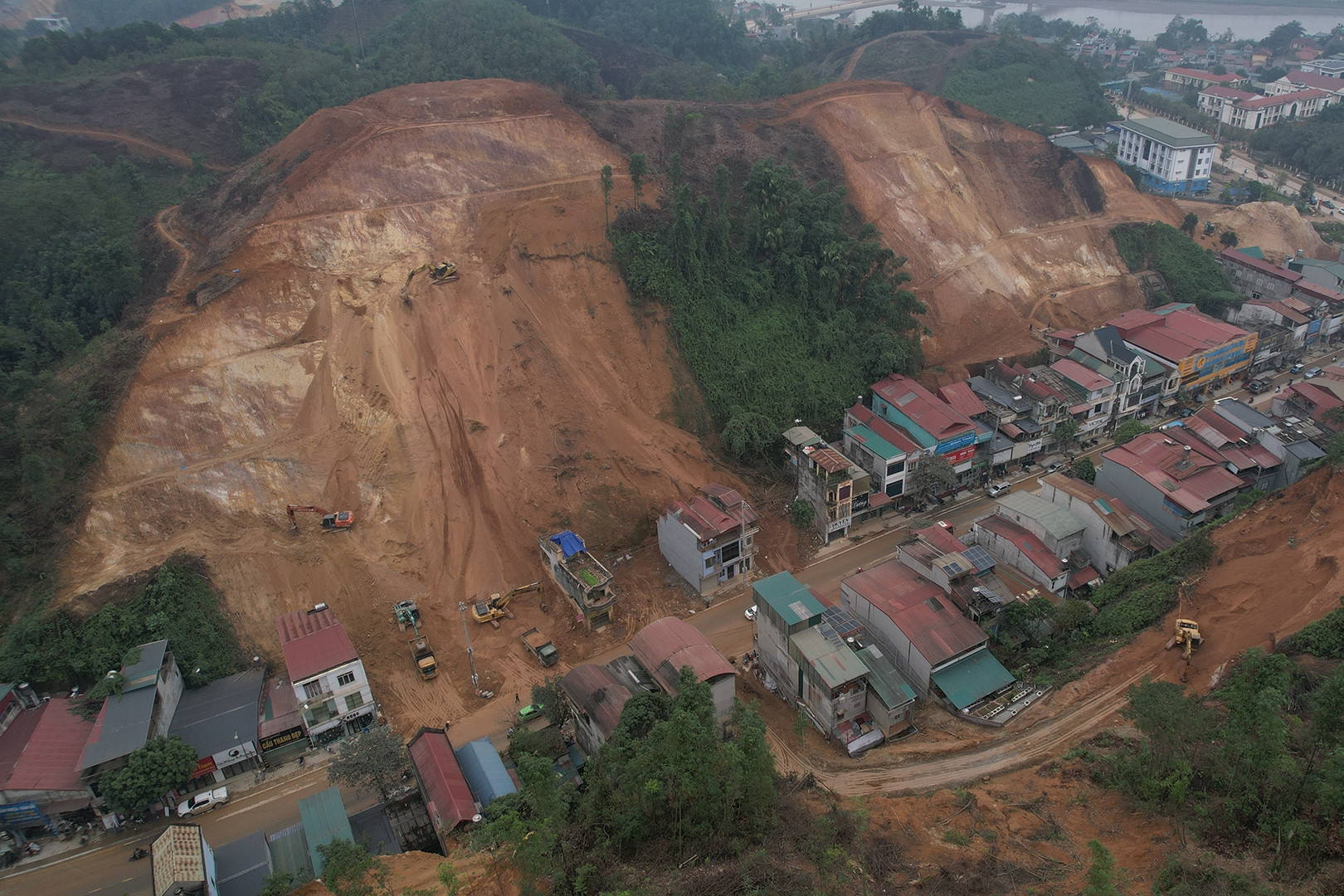 Thành phố Yên Bái phủ kín bụi bặm