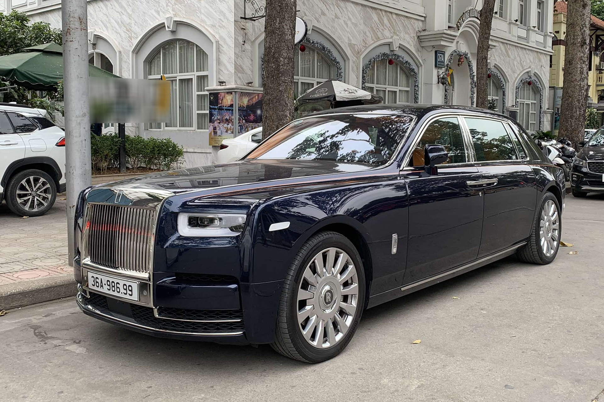 Đại gia Thanh Hóa chi 60 tỷ mua xe siêu sang Rolls-Royce kèm biển số trăm triệu