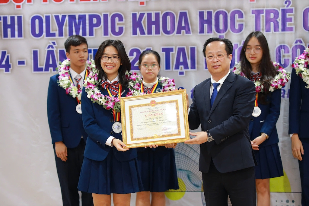 Hà Nội tặng Bằng khen cho học sinh Olympic khoa học trẻ quốc tế