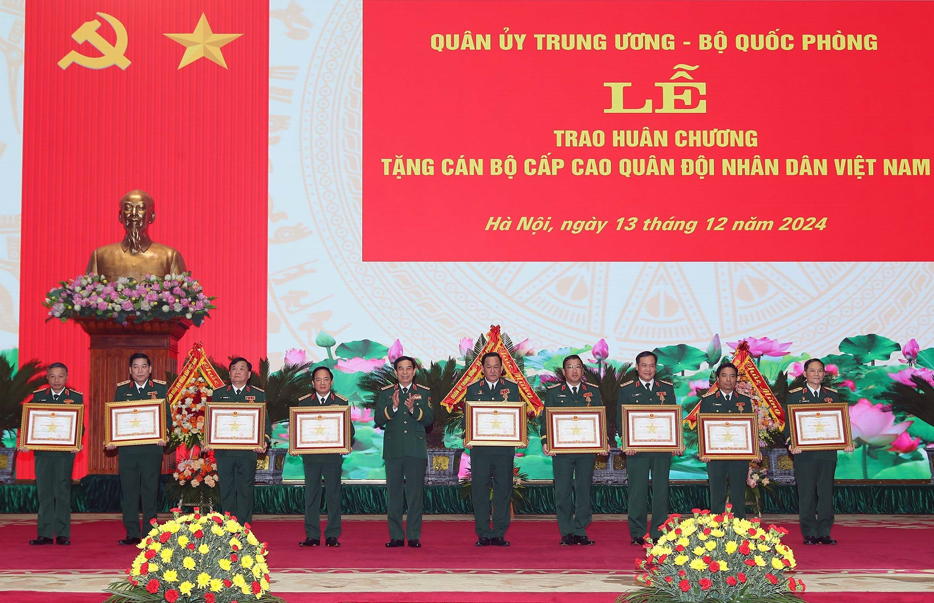 vna_potal_le_trao_huan_chuong_cho_can_bo_cao_cap_trong_quan_doi_7755409.jpg