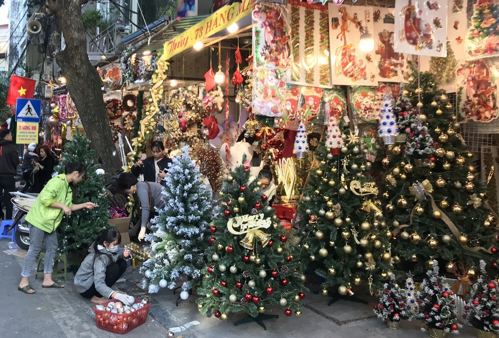 Hàng trăm triệu người chi tiền cho Noel, điều bất ngờ ở cây thông thật và giả