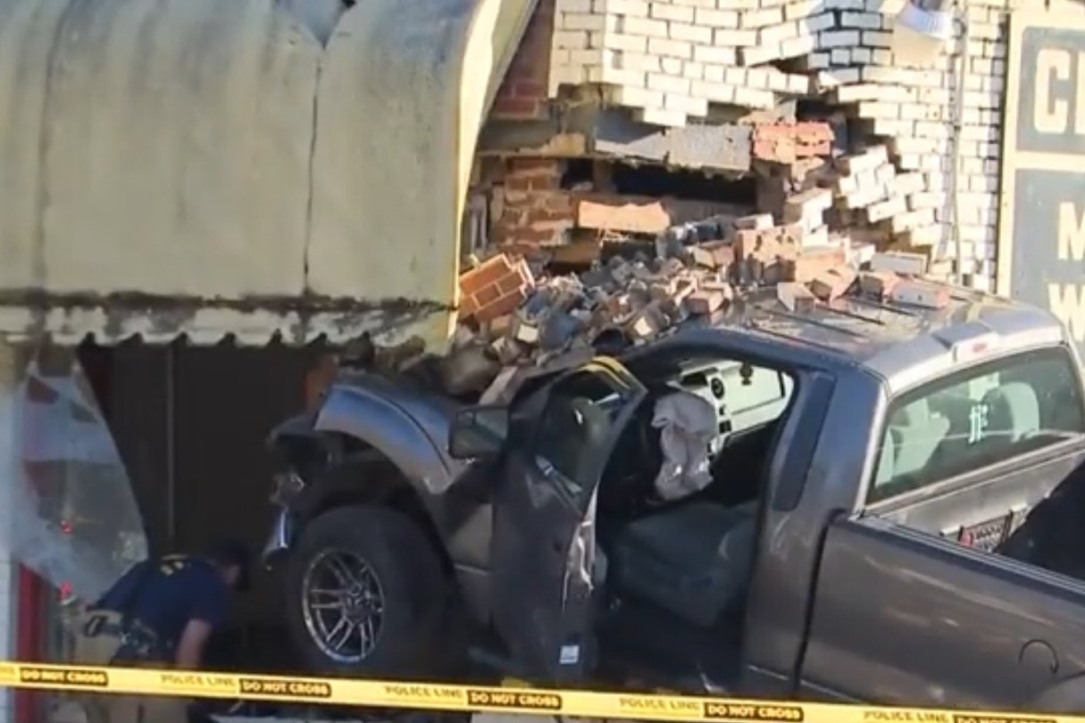 Chủ cửa hàng đen đủi nhất năm, hai ngày bị hai chiếc xe Ford đâm nát nhà