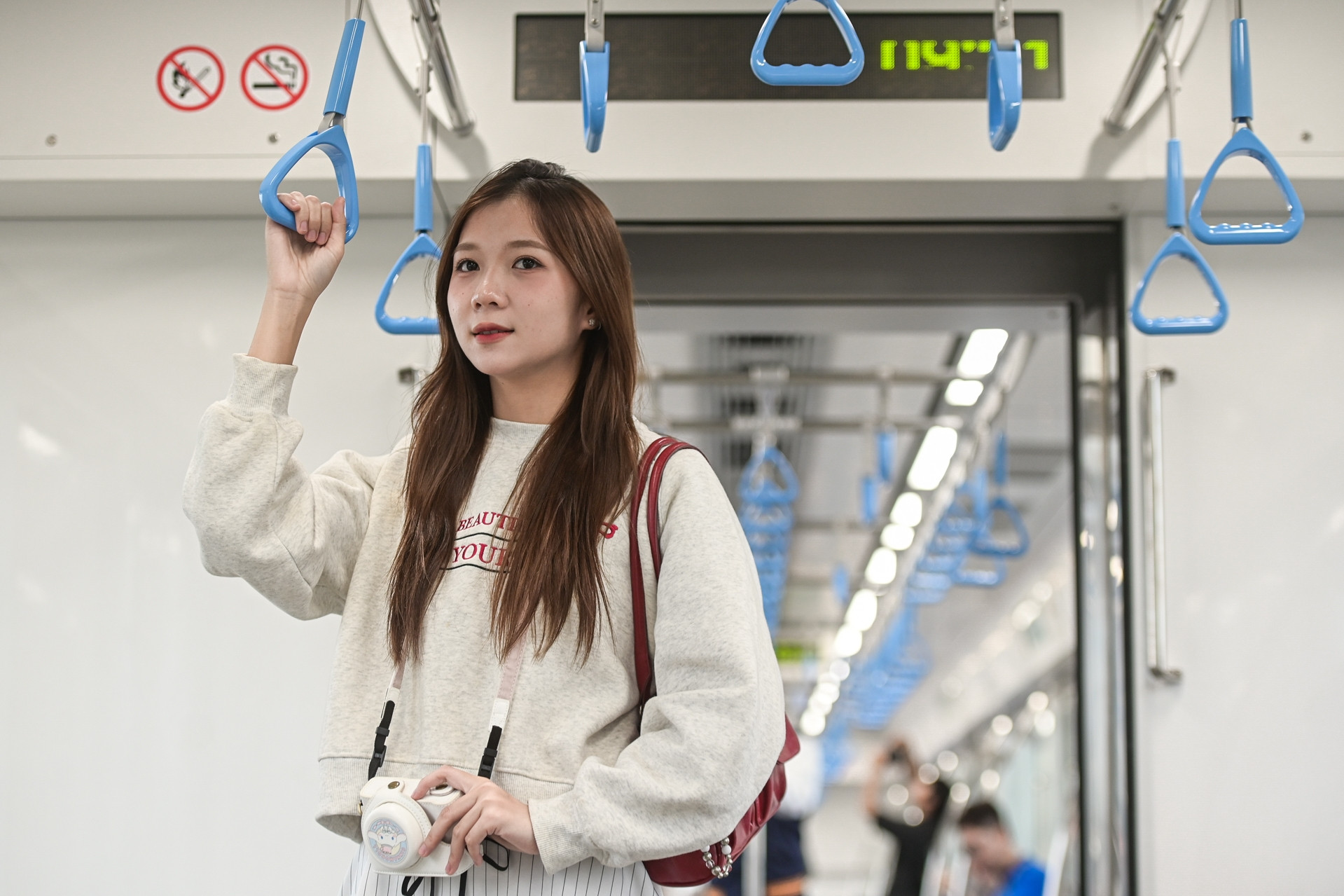 Metro Bến Thành - Suối Tiên rầm rập chạy thử, thiếu nữ hào hứng check-in