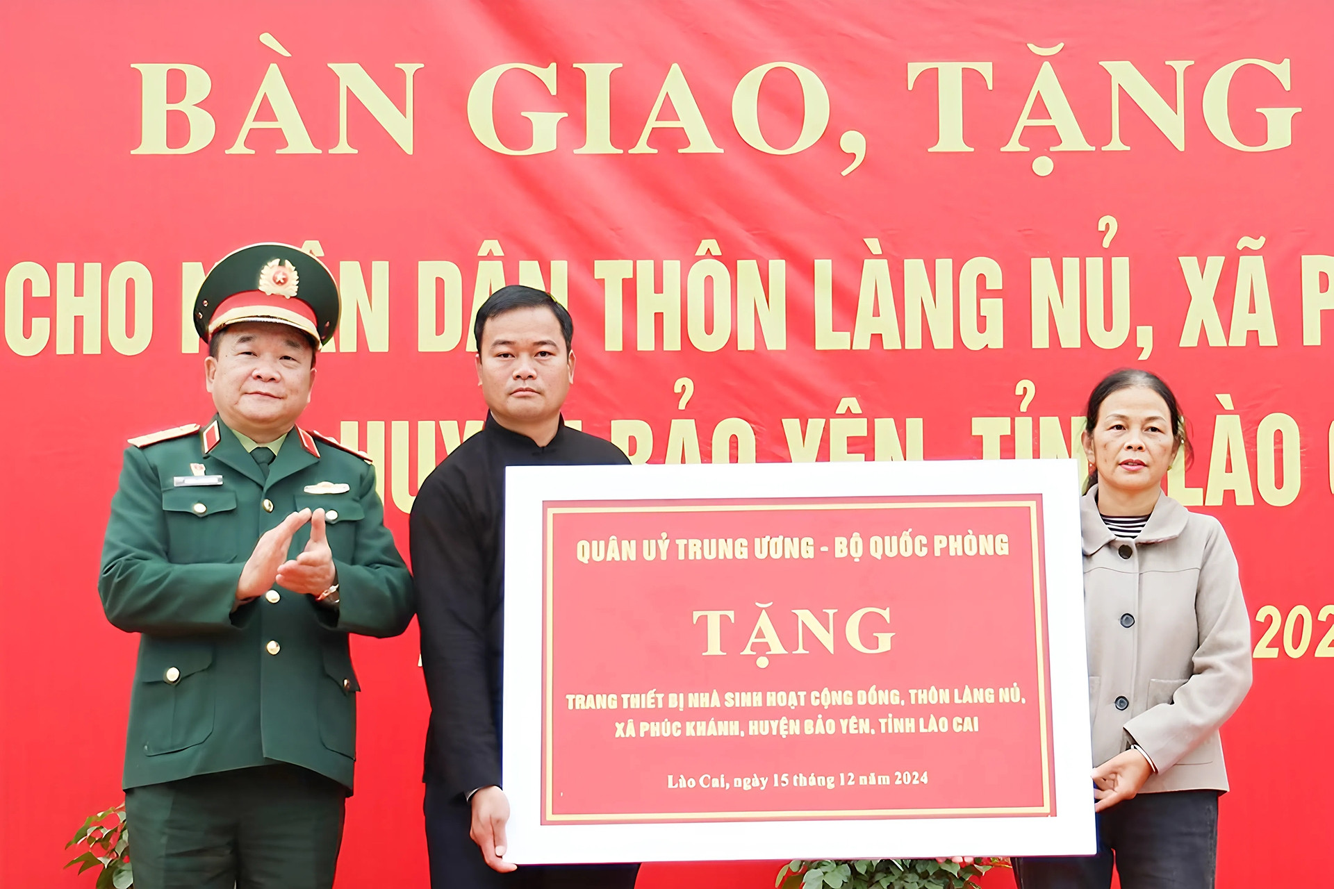 Bộ Quốc phòng bàn giao 40 căn nhà khu tái định cư Làng Nủ
