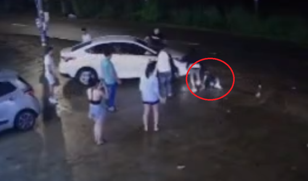 Cô gái bị ô tô tông cuốn vào gầm khi can ngăn xô xát trước quán karaoke.png