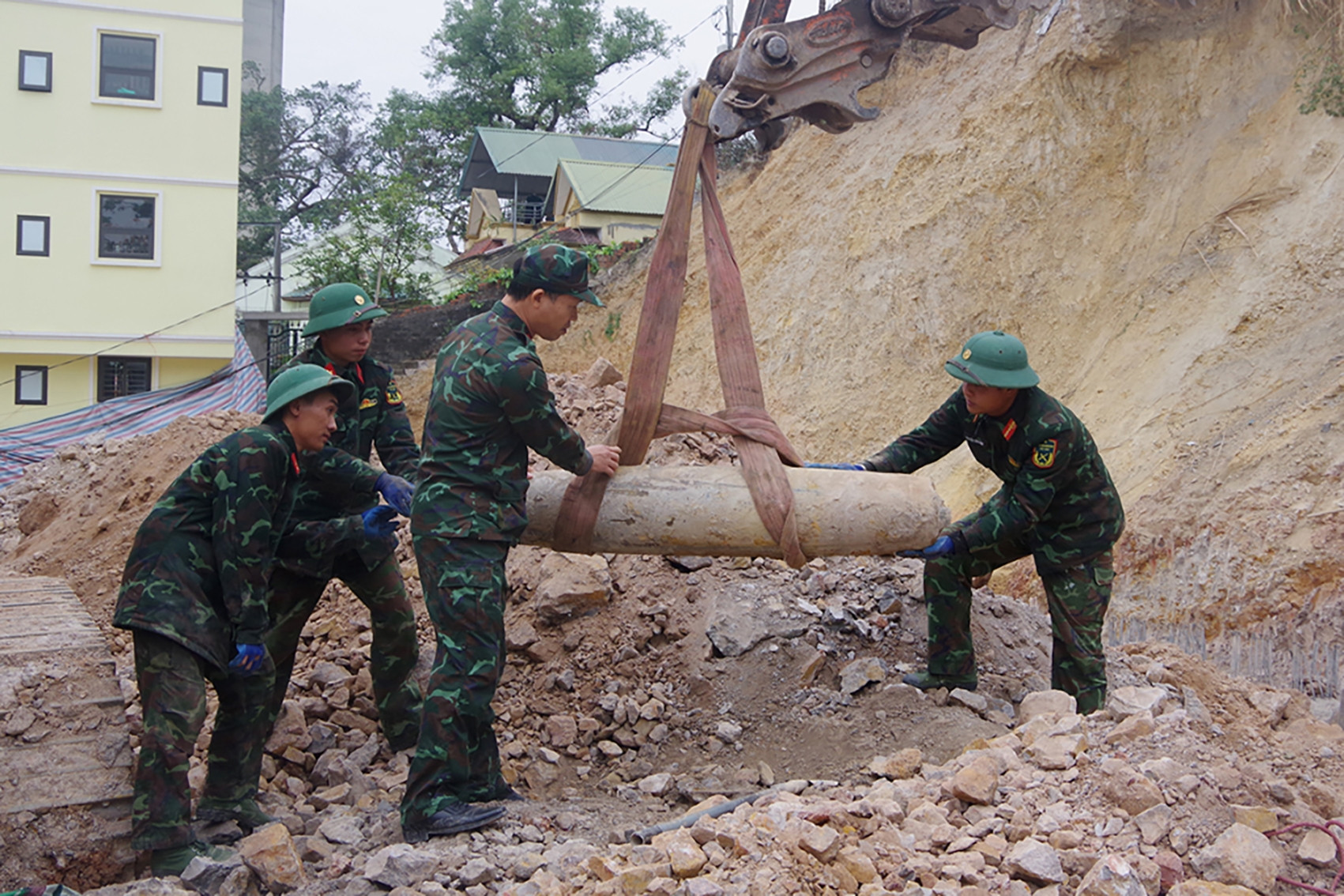 Di dời quả bom nặng 230kg trong khu dân cư ở Hạ Long