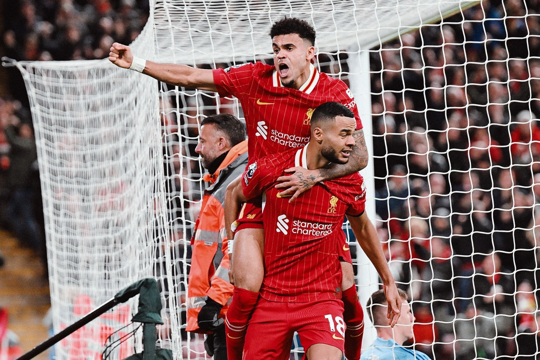 Liverpool hòa Fulham trong cảnh chơi thiếu người