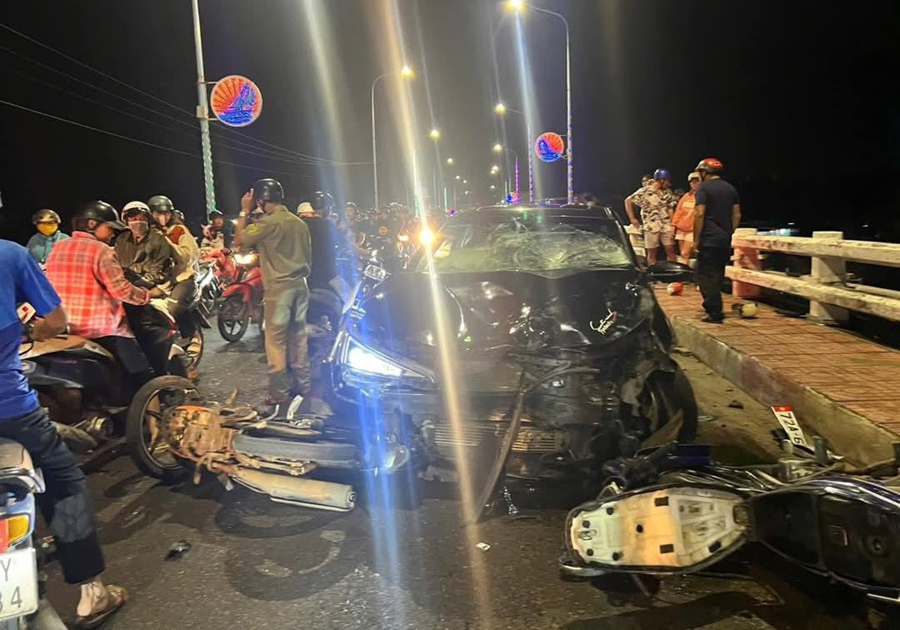 Ô tô va chạm nhiều xe máy trên cầu ở Bình Thuận, 1 người rơi xuống sông...jpg