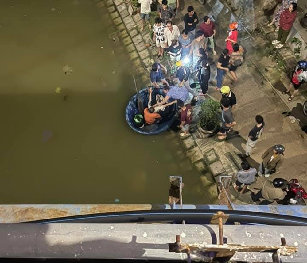 Ô tô va chạm nhiều xe máy trên cầu ở Bình Thuận, 1 người rơi xuống sông.jpg