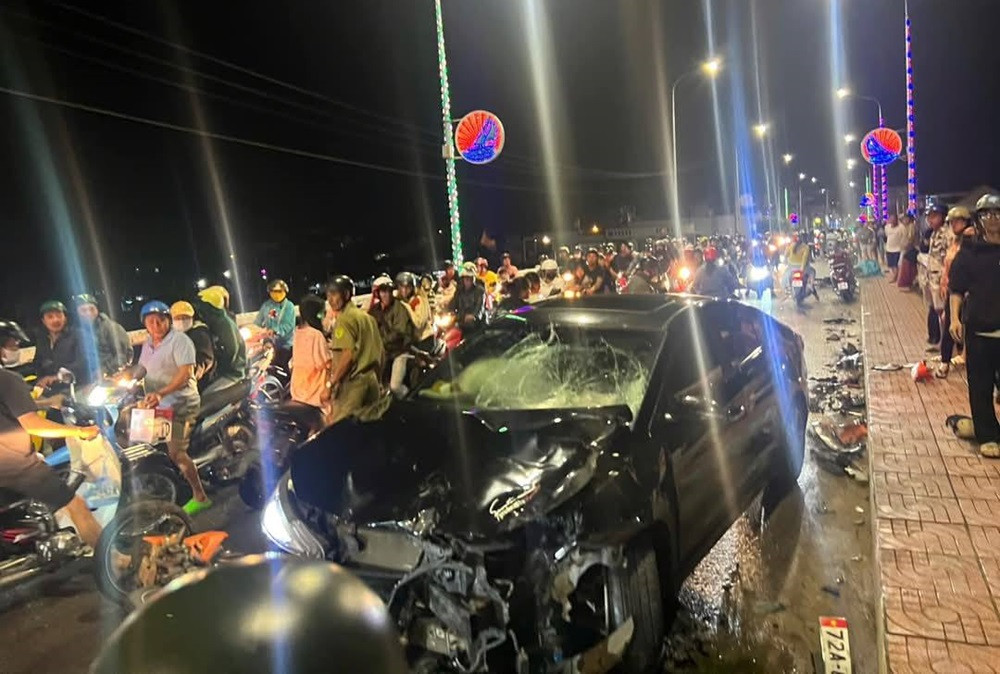 Ô tô va chạm nhiều xe máy trên cầu ở Bình Thuận, 1 người rơi xuống sông..jpg