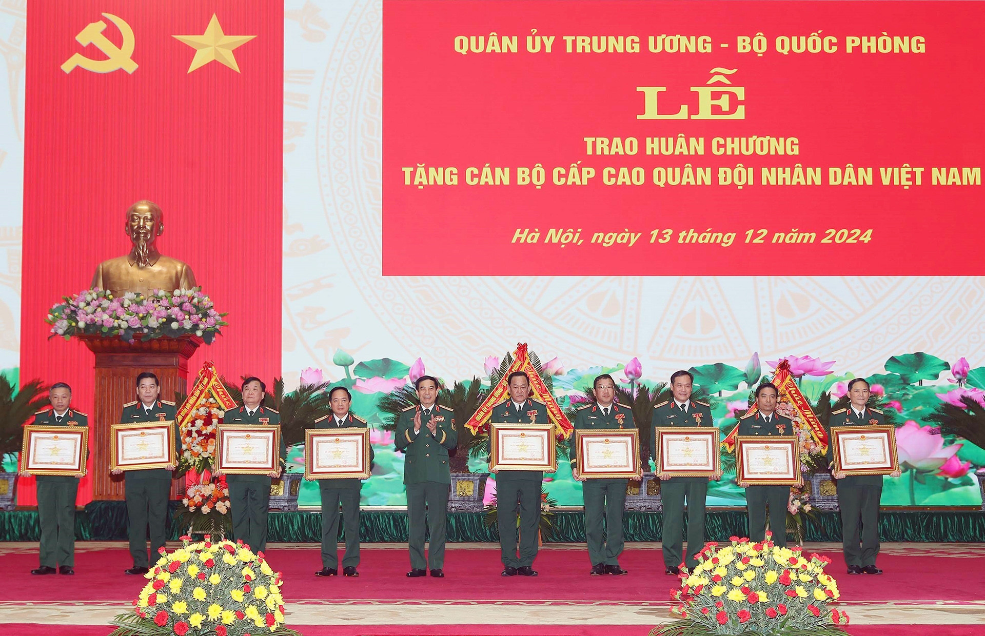 vna potal le trao huan chuong cho can bo cao cap trong quan doi 7755409 111236.jpg