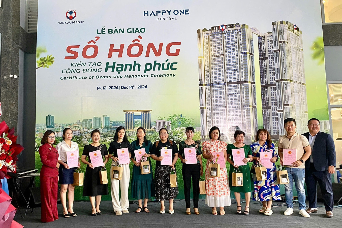 Cư dân Happy One Central hào hứng nhận sổ hồng trước thềm năm mới