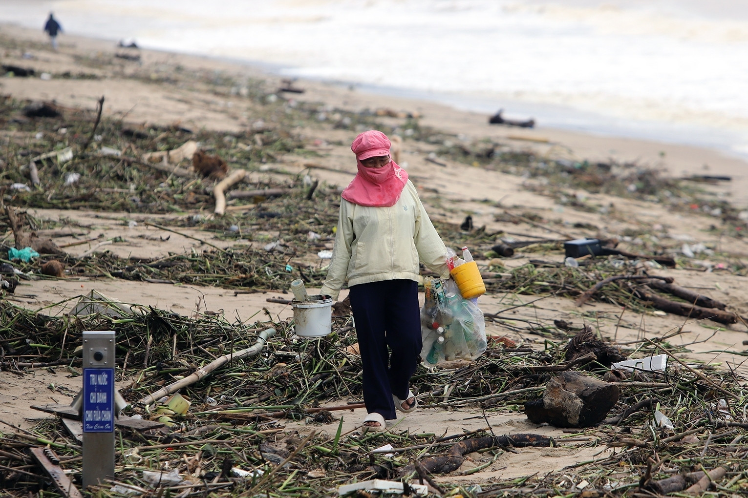 Hàng trăm tấn rác bị sóng đánh vào bãi biển Nha Trang