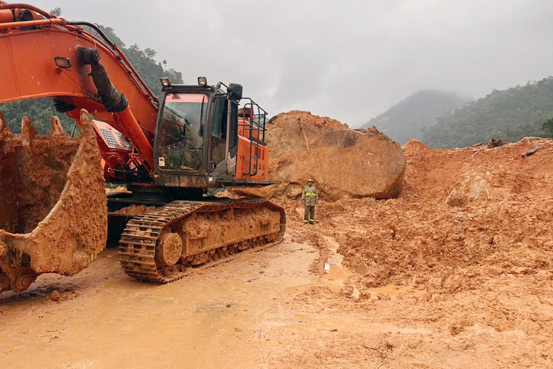 Hình ảnh khối đá hơn 100 tấn chắn ngang đèo Khánh Lê chia cắt Nha Trang - Đà Lạt