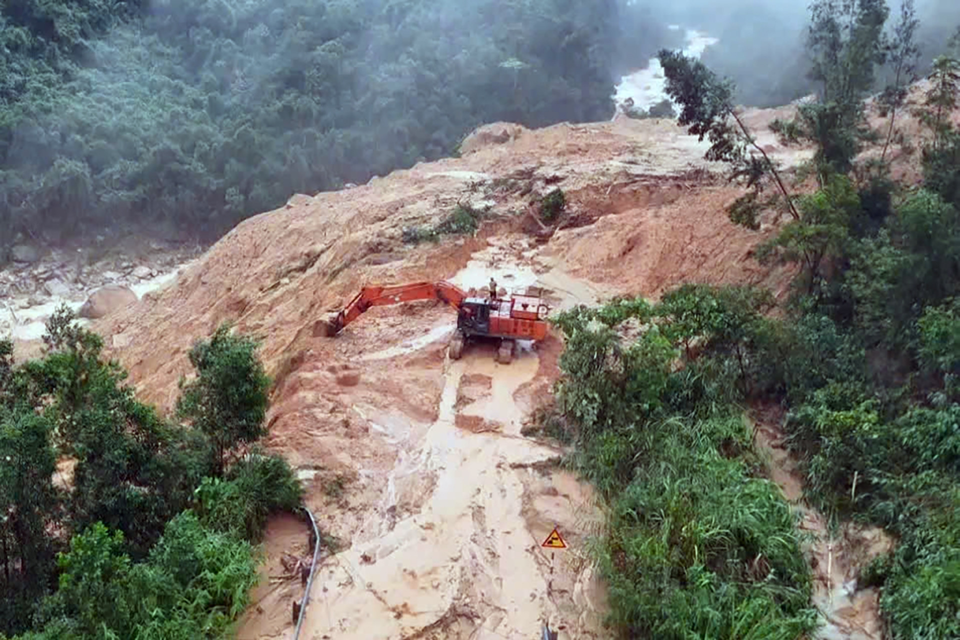 Nổ mìn xử lý khối đá hơn 100 tấn chắn đường Nha Trang - Đà Lạt do sạt lở