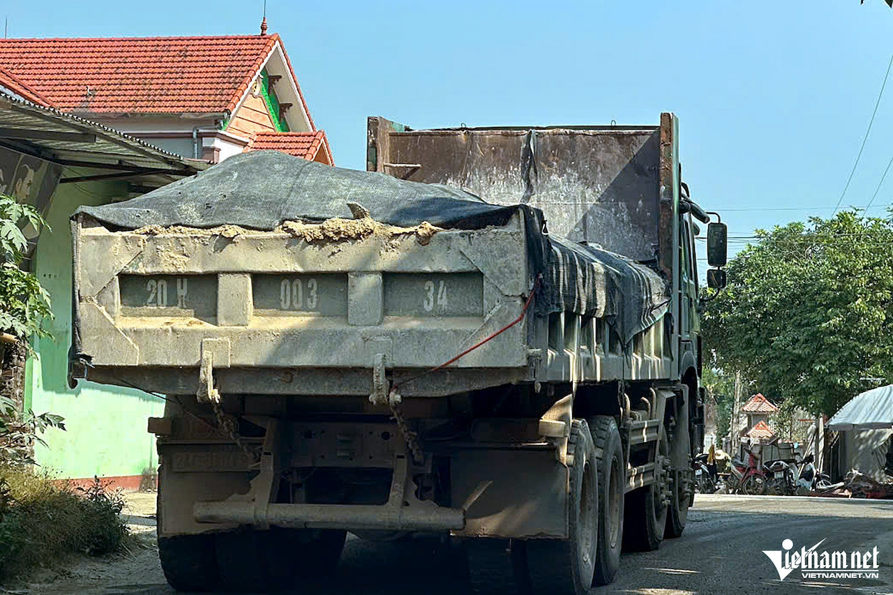 xe chở vật liệu .jpg