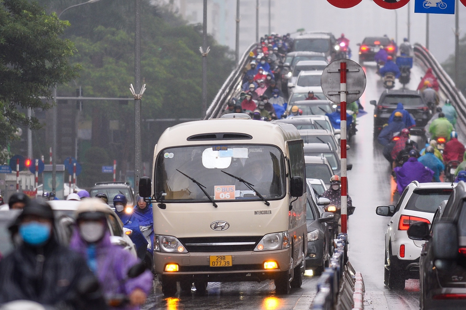 Hà Nội cấm phương tiện gây ô nhiễm: Việc không thể chậm trễ, cần trợ giá xe điện