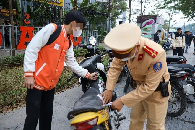 Học sinh vi phạm giao thông, phụ huynh vội đến xin CSGT bỏ qua