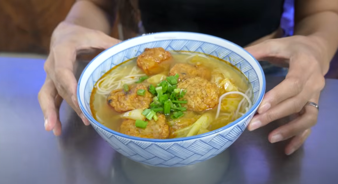 khach Han an bun cha ca Da Nang 00.png