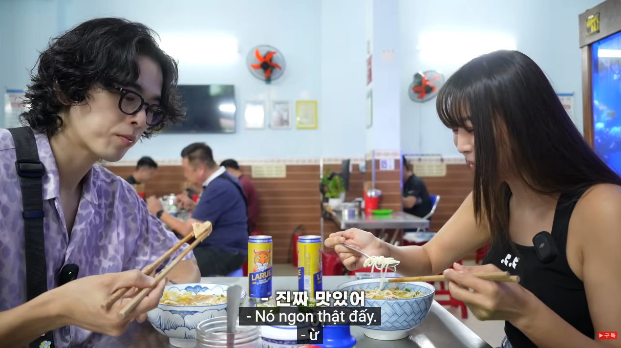 khach Han an bun cha ca Da Nang.png