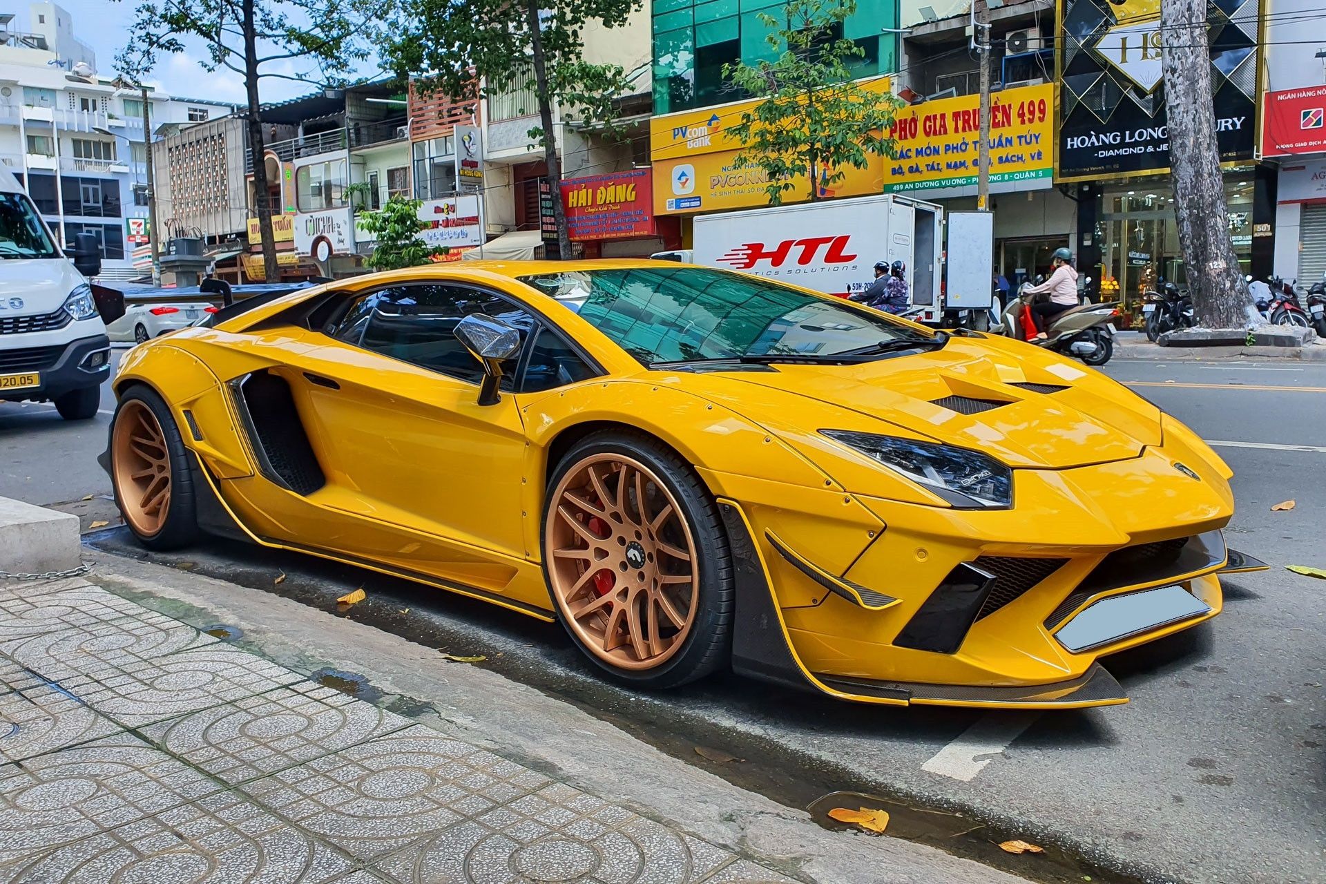 Cận cảnh Lamborghini Aventador độ thân rộng duy nhất tại Việt Nam