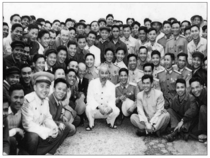 Hình 3. Bác Hồ thăm Trung đoàn 919 năm 1960.jpg