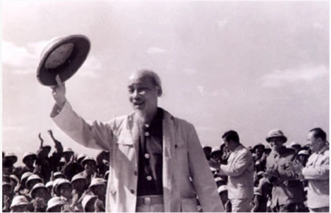 Hình 4. Bác Hồ thăm Trung đoàn 921 năm 1964.jpg