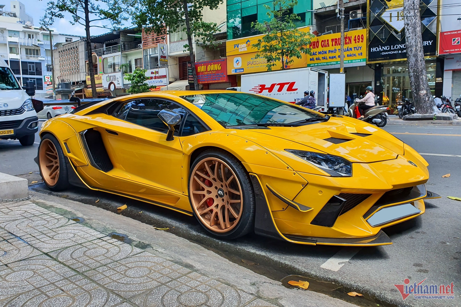 W-Lamborghini Aventador Liberty Walk 1.jpg