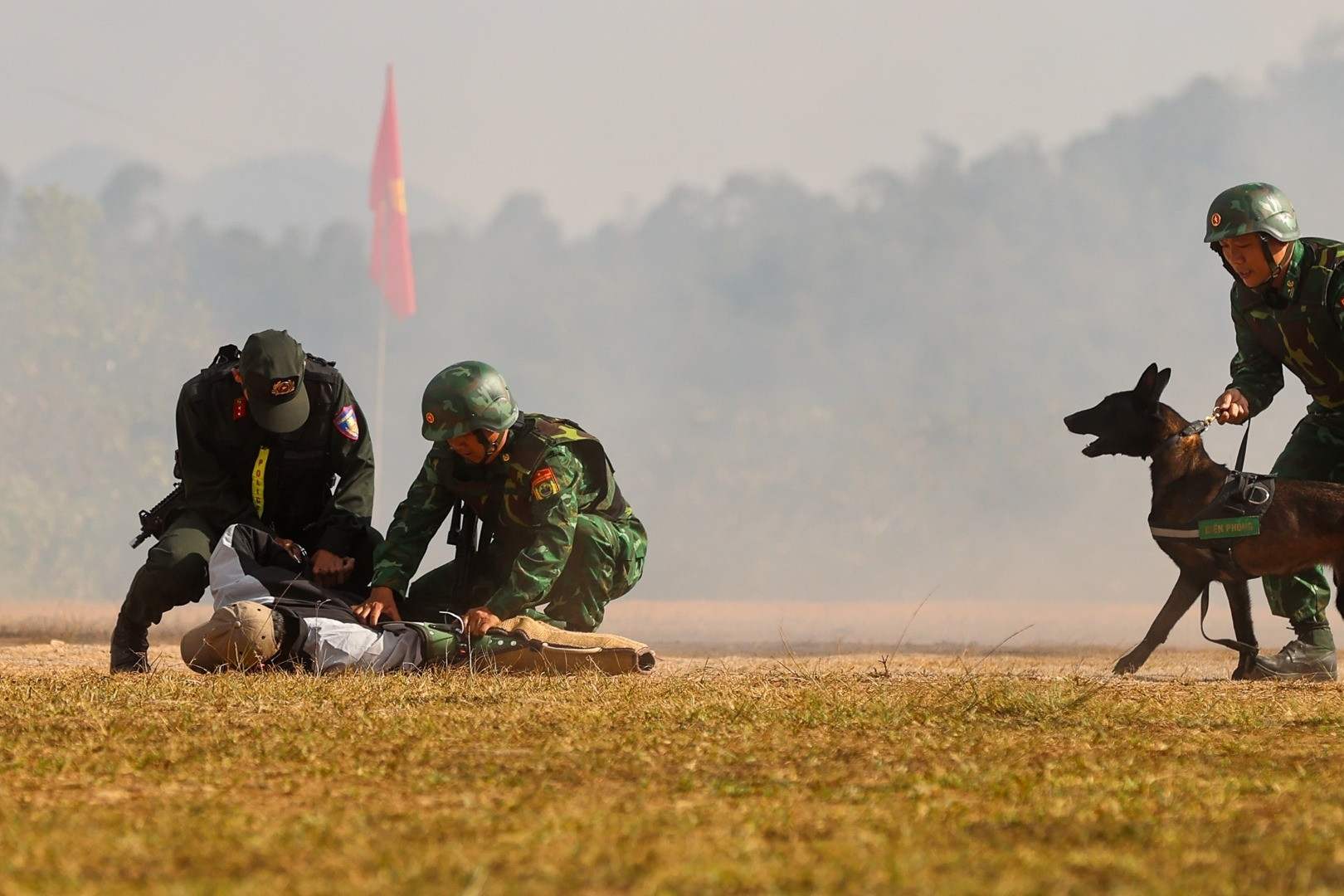 Diễn tập liên hợp đánh bắt tội phạm, đảm bảo an ninh vùng biên Việt Nam – Lào