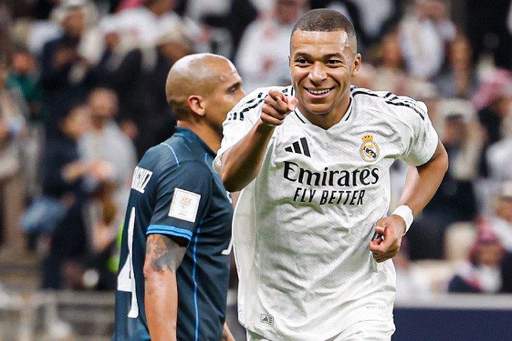 Mbappe đạt 300 bàn, ẵm 2 danh hiệu với Real Madrid trong 4 tháng