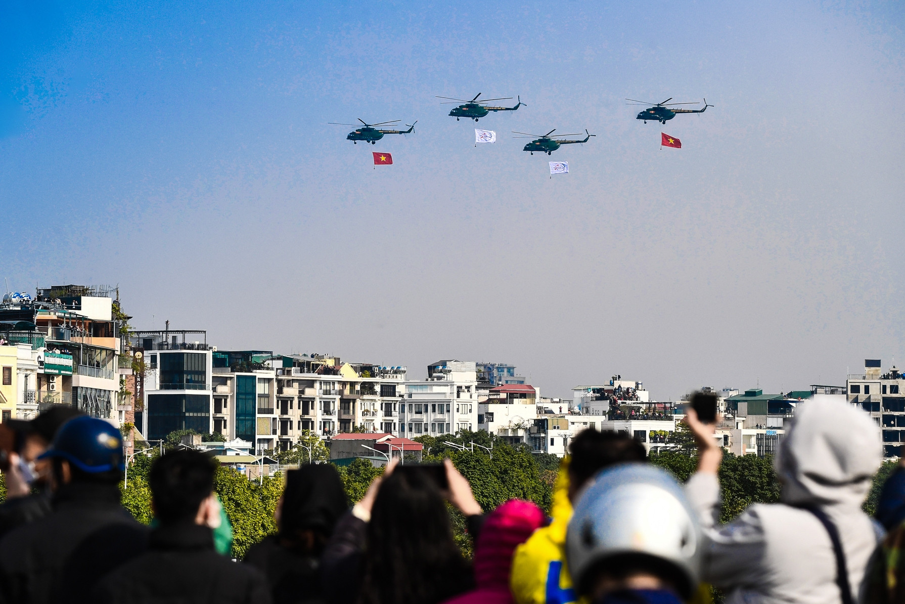 Nghìn người lên đê xem Su-30MK2, trực thăng bay trình diễn trên bầu trời Hà Nội