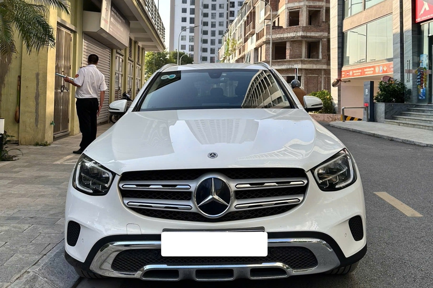 Vụ mua xe Mercedes GLC 200 tua 50.000km: Showroom nhận sai, chấp nhận đền tiền