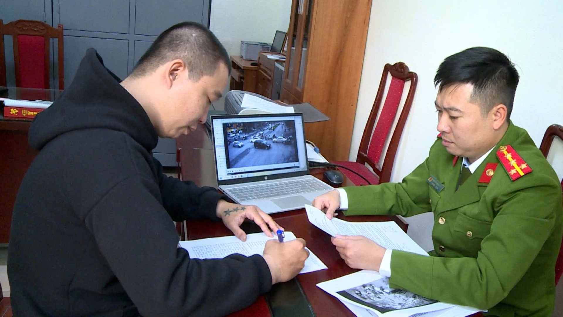 doi tuong ra dau thu.jpg