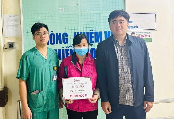 Trao hơn 41 triệu đồng đến em Vũ Thị Thanh bị u não