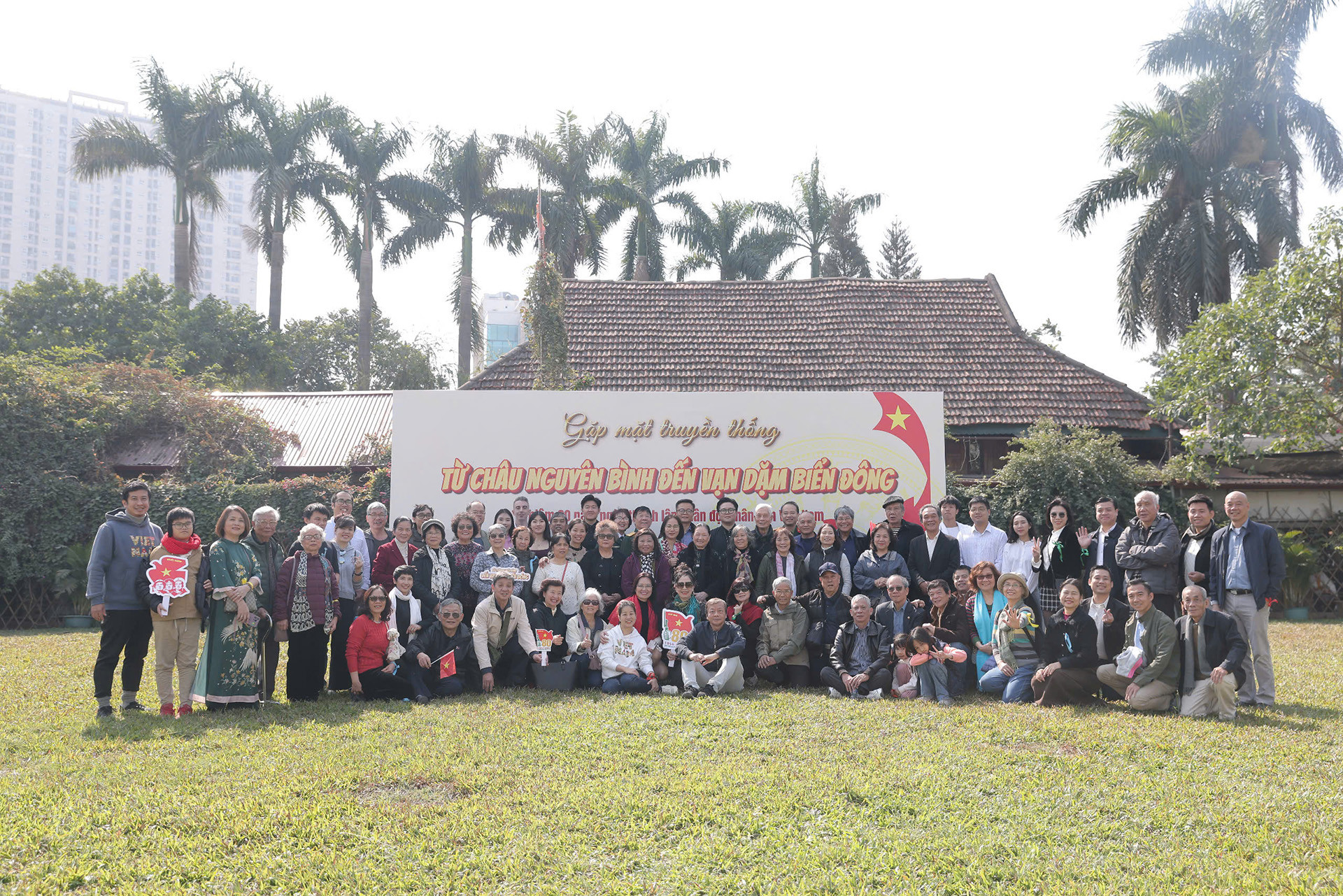 Hình 1. Các thế hệ con cháu bộ đội Cụ Hồ ở Tổng hành dinh trong cuộc gặp mặt Từ châu nguyên bình tới vạn dặm biển Đông.jpg