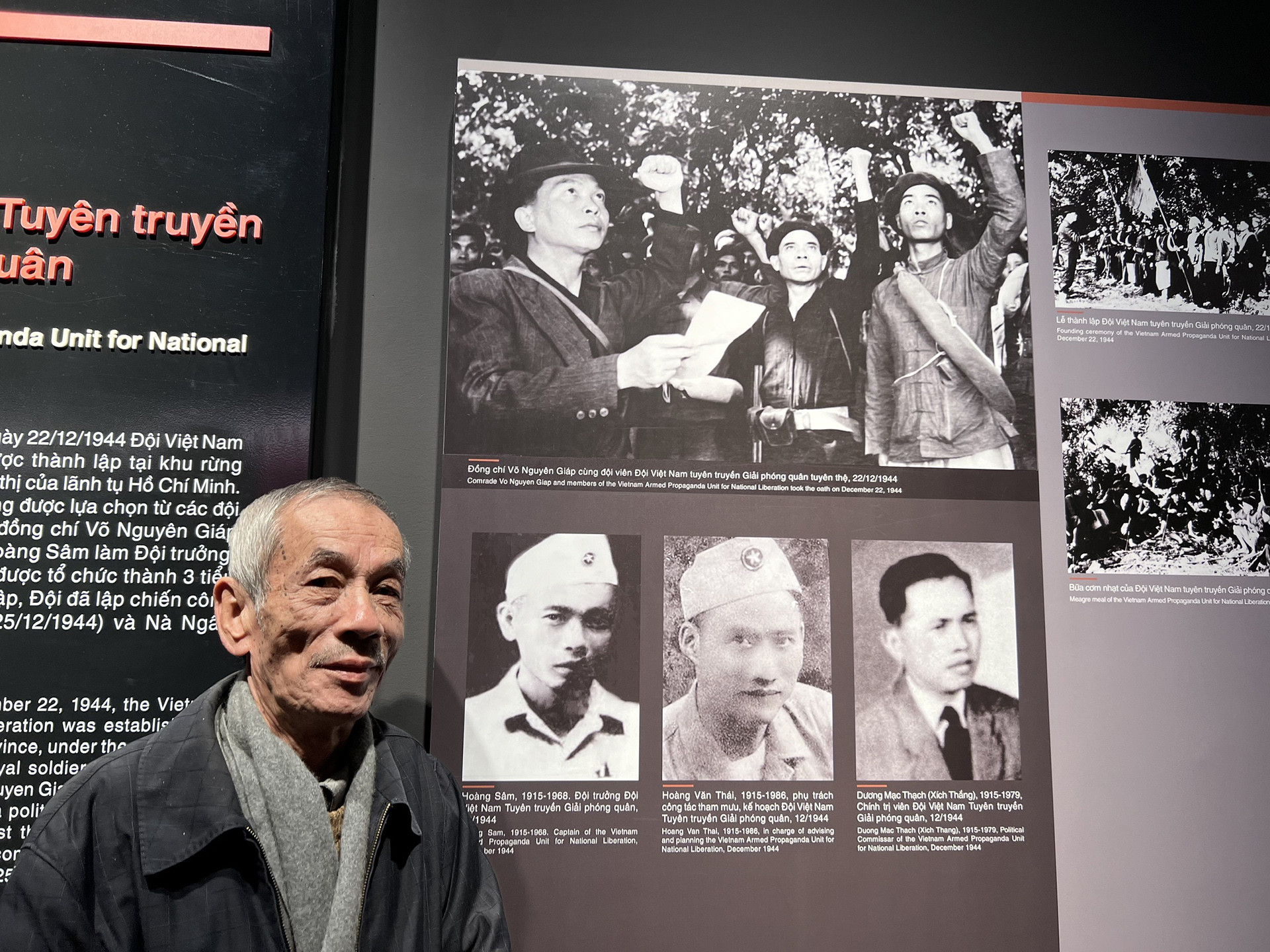 Hình 2. Người con trai của Trung tướng Hoàng Sâm bên hình ảnh của cha mình trong ngày thành lập Đội Việt nam tuyên truyền giải phóng quân 22.12.1944.jpg