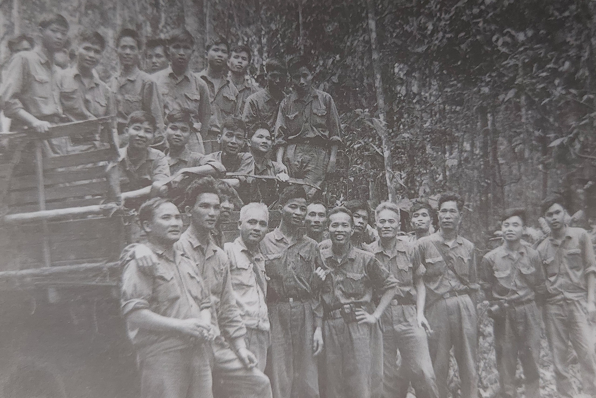 Hình 3. Đại tá liệt sỹ Đặng Tính cùng các đồng đội chuẩn bị lên đường làm nhiệm vụ trước khi hy sinh.jpg