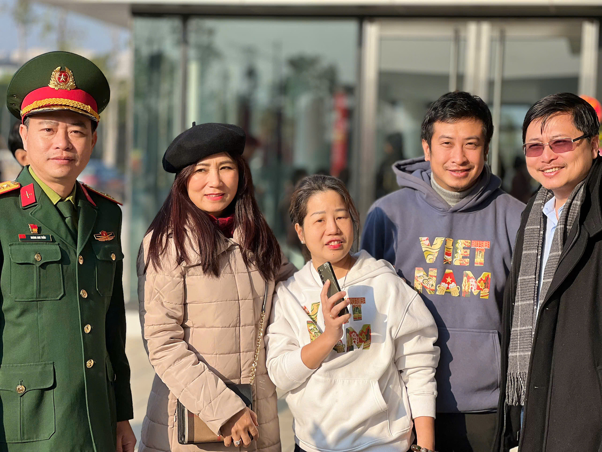 Hình 4. Thế hệ thứ ba của bộ đội Cụ Hồ ở Tổng hành dinh.jpg