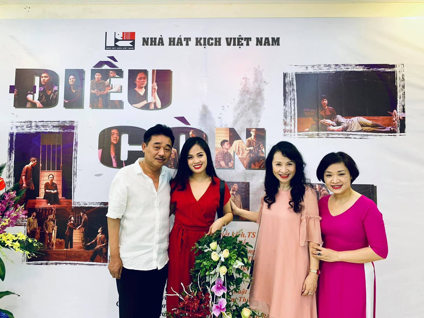 Nghe si Quoc Khanh va ban (1).jpg