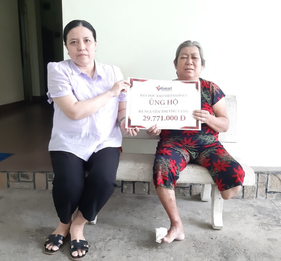 trao tiền bà Thu Lang (1).jpg