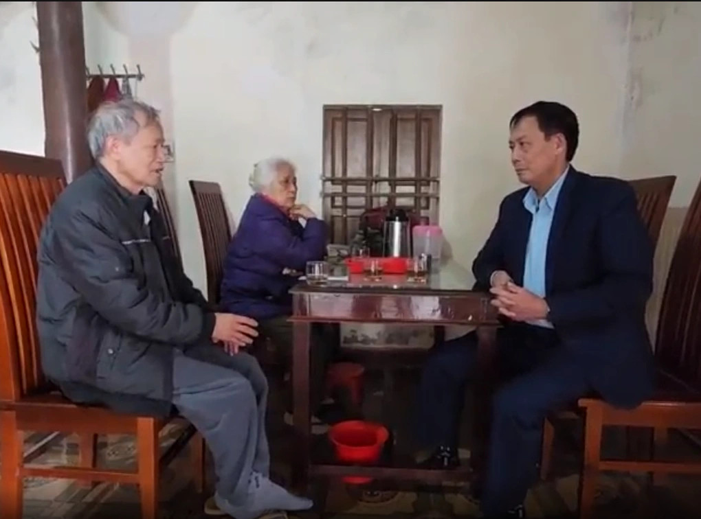 ong dang van due trao doi cung ong nguyen phi cong ve viec tim kiem mo liet sy 1734684918158.webp